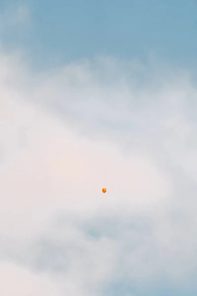 Een Verticaal Schot Van Prachtige Bewolkte Hemel Met Een Rode — Stockfoto