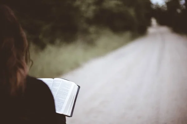 Foco Seletivo Close Uma Pessoa Lendo Livro — Fotografia de Stock