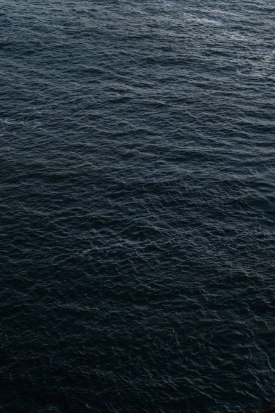 Vertikal bild av vacker konsistens av vattnet för bakgrund eller tapeter — Stockfoto