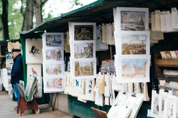 Nahaufnahme Eines Stands Mit Bildern Mit Verschwommenem Hintergrund — Stockfoto