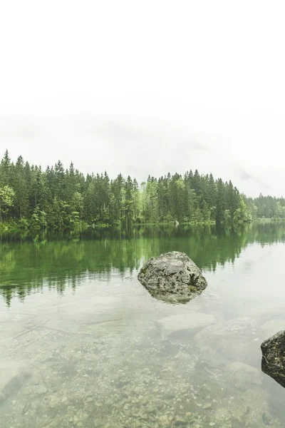 Una Toma Vertical Hermoso Cuerpo Agua Con Una Roca Medio —  Fotos de Stock