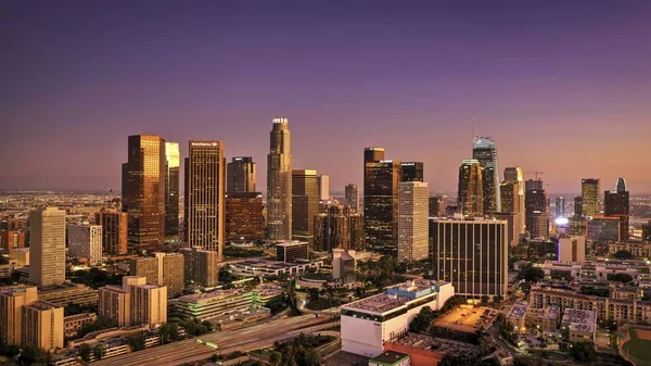 Tiro Largo Cityscape Urbano Bonito Sob Céu Claro Roxo — Fotografia de Stock