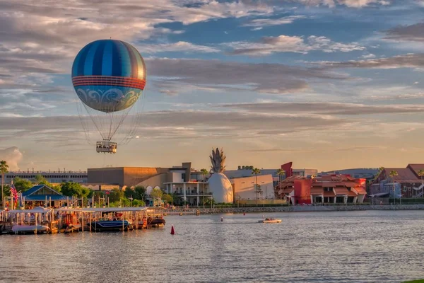 Disney Springsissä Floridassa Kuumailmapallolla Disney Springs Resort Auringonlaskun Taivas tekijänoikeusvapaita valokuvia kuvapankista