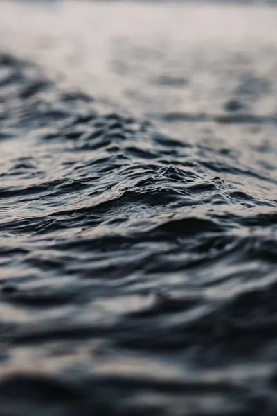 昼間の海の波の垂直選択ショット — ストック写真