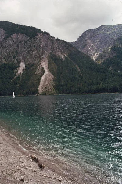 Eine Vertikale Aufnahme Von Hügeln Die Von Einem See Bedeckt — Stockfoto