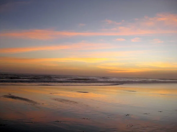 Красивый Широкий Снимок Моря Песчаным Берегом Закате — стоковое фото