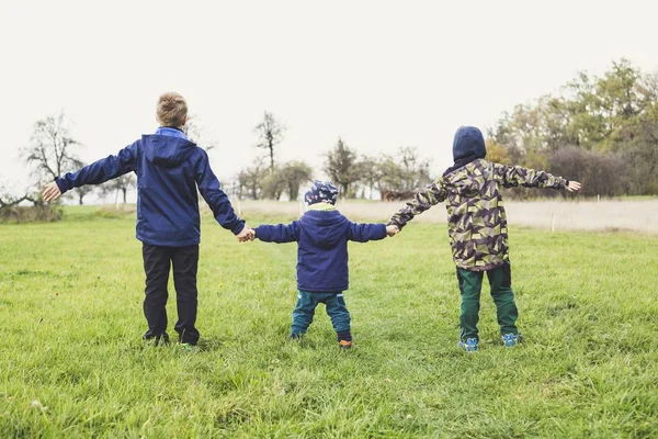 Plan Large Trois Enfants Portant Des Vêtements Chauds Tenant Main — Photo