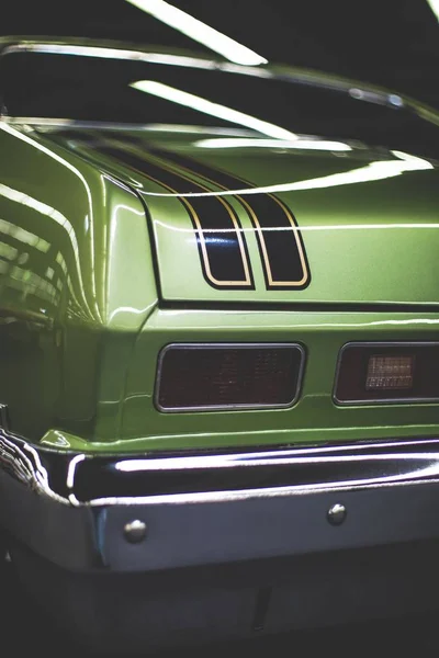 Pionowy Selektywny Strzał Zbliżenie Światła Tylne Zielonego Samochodu — Zdjęcie stockowe