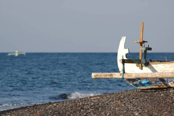 Селективный Крупным Планом Снимок Края Лодки Галечном Берегу Моря — стоковое фото