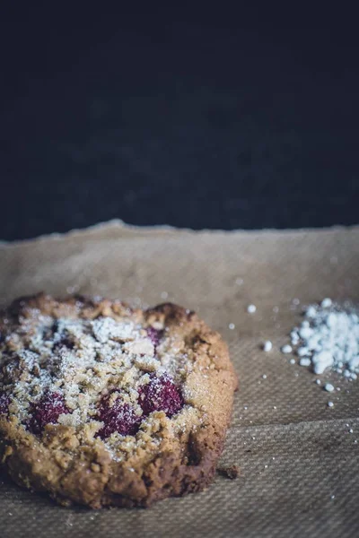 带有浆果和发酵粉的美味饼干的选择性特写垂直拍摄 — 图库照片