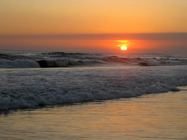 Bel Colpo Largo Del Mare Con Riva Sabbiosa Durante Tramonto — Foto Stock