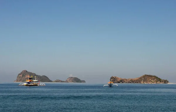 Una Gran Cantidad Barcos Acantilados Cuerpo Agua Bajo Cielo Azul —  Fotos de Stock