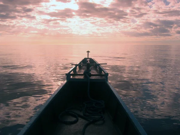 Eine Nahaufnahme Eines Kanus Auf Dem Wasser Unter Einem Rosa — Stockfoto