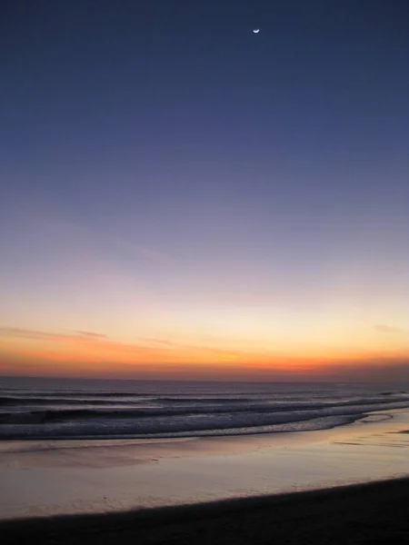 Plano Vertical Del Mar Bajo Cielo Con Media Luna Atardecer —  Fotos de Stock