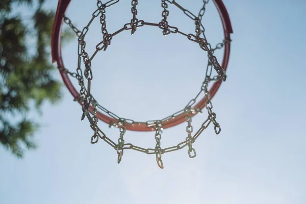 Nízký Úhel Záběru Červeného Basketbalu Pod Krásnou Modrou Oblohou — Stock fotografie