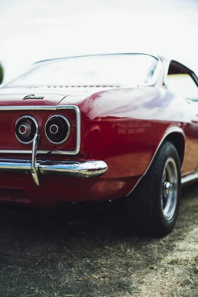 Gros Plan Sélectif Vertical Feu Arrière Coupé Rouge — Photo