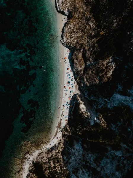 Una Toma Aérea Vertical Personas Orilla Del Mar Cerca Las — Foto de Stock