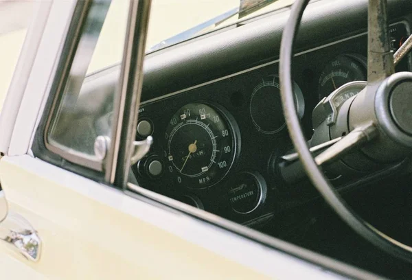 Eine Selektive Nahaufnahme Der Schwarzen Melonenspur Eines Weißen Autos — Stockfoto