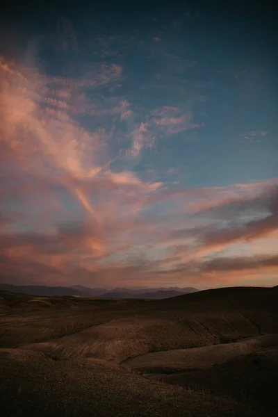 Egy Függőleges Lövés Egy Barna Sivatag Alatt Kék Rózsaszín — Stock Fotó