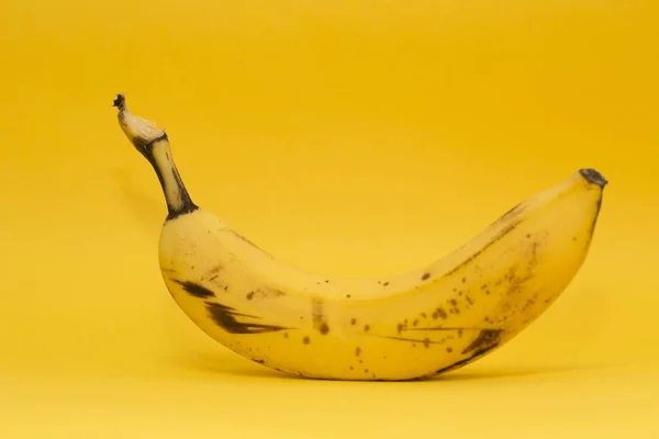 Селективный Крупный План Банана Жёлтом Фоне — стоковое фото