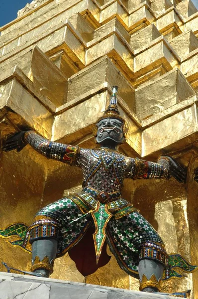 Gündüz Hindu Tapınağıönünde Bir Heykelin Düşük Açı Çekim — Stok fotoğraf