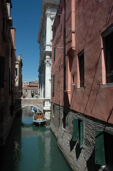 Eine Vertikale Aufnahme Eines Kanals Umgeben Von Gebäuden Unter Blauem — Stockfoto