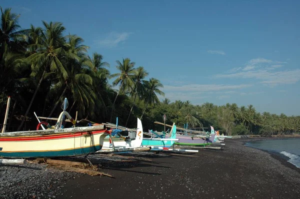 Sebuah Tembakan Lebar Kano Pantai Berpasir Coklat Oleh Laut Dikelilingi — Stok Foto