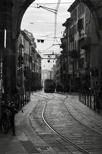 Een Verticale Grijswaarden Shot Van Een Tram Trein Een Spoor — Stockfoto