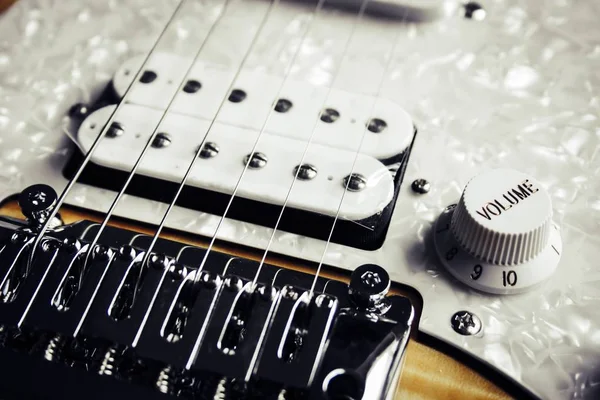 Selektywny Strzał Zbliżenie Ciągów Pokrętło Głośności Białej Gitary Elektrycznej — Zdjęcie stockowe