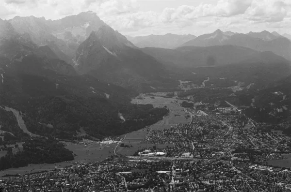 Piękne Lotnicze Ujęcie Miasta Mnóstwem Budynków Otoczonych Górami Pod Pochmurne — Zdjęcie stockowe