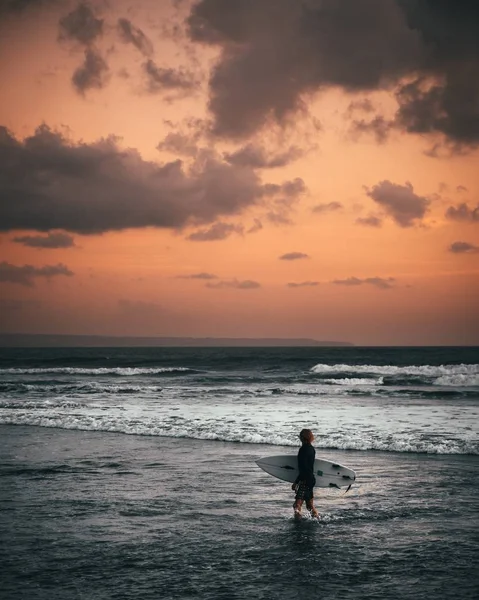 Pionowy Strzał Surfer Ubrany Surfingu Strój Kąpielowy Posiadający Deskę Surfingową — Zdjęcie stockowe