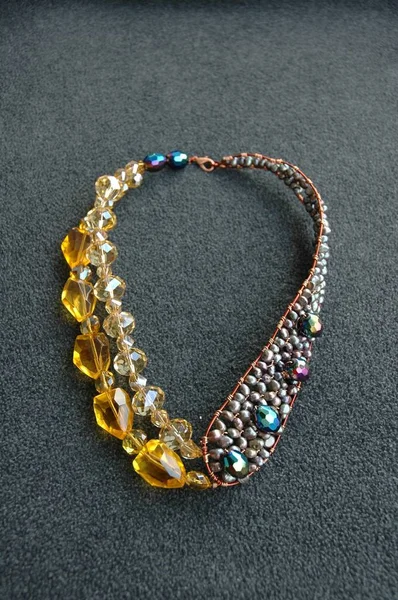 Eine Vertikale Aufnahme Einer Kette Aus Gelben Und Goldenen Perlen — Stockfoto