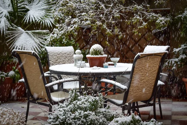 冬の中庭 グラナダの12月の雪 — ストック写真