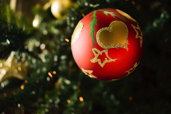 Primo Piano Selettivo Albero Natale Rosso Ornamento Con Cuore Oro — Foto Stock