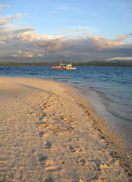 Eine Vertikale Aufnahme Einer Strandpromenade Mit Einem Boot Der Ferne — Stockfoto