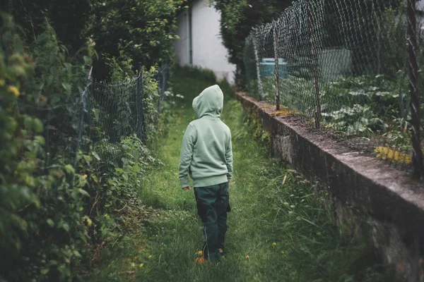 Enfant Avec Une Veste Grise Debout Sur Herbe Dans Jardin — Photo