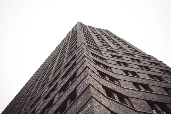 Plano Ángulo Bajo Edificio Marrón Bajo Cielo Azul — Foto de Stock