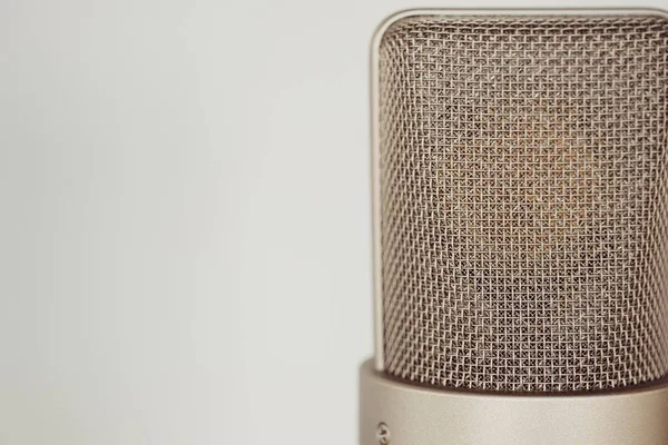 Close Microfone Condensador Estúdio Profissional Prata Fundo Branco — Fotografia de Stock