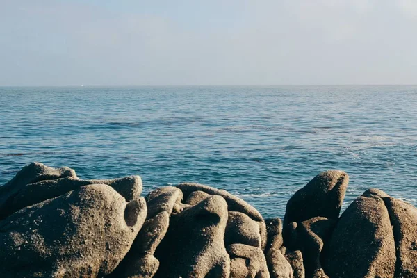 Una Bella Foto Orizzontale Mare California Con Sacco Rocce Sotto — Foto Stock