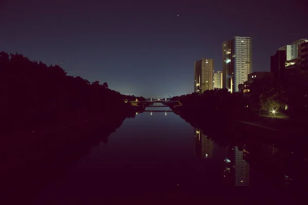 Eye Level Shot River Surrounded Trees High Buildings Night Starry — Stock Photo, Image