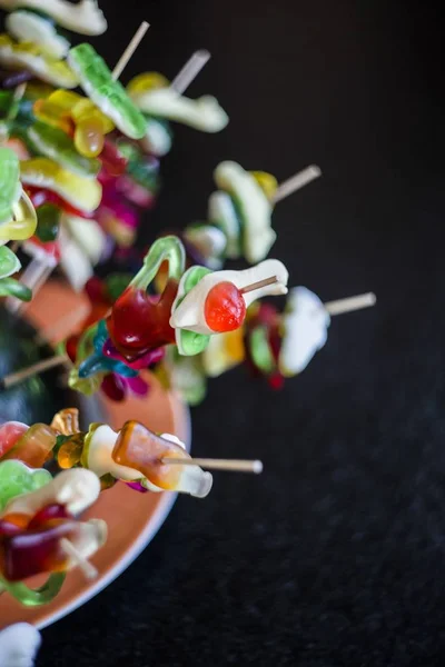 Primer Plano Selectivo Deliciosos Caramelos Goma Sobre Una Superficie Negra —  Fotos de Stock