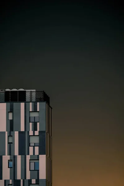 Tiro Vertical Edifício Moderno Com Janelas Céu Limpo Fundo — Fotografia de Stock