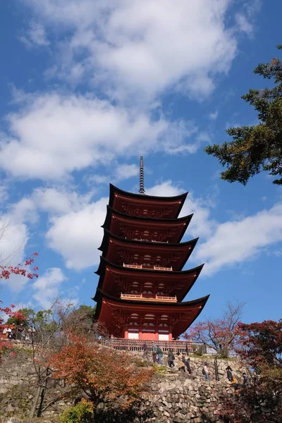 Disparo Vertical Gente Caminando Por Pagoda Miyajima Japón —  Fotos de Stock