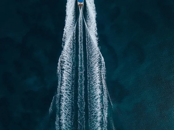 Luchtfoto van een motorboot die naar voren vaart in het midden van de oceaan — Stockfoto