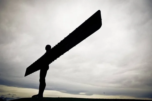 Silueta de Ángel del Norte estatua en Gateshead, Tyne y Wear, Inglaterra bajo el cielo nublado — Foto de Stock