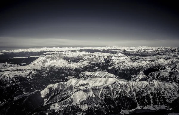 Μια Εναέρια Λήψη Χιονισμένων Βουνών Κάτω Από Έναν Καθαρό Ουρανό — Φωτογραφία Αρχείου