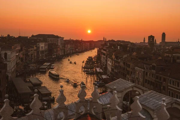 Luftaufnahme des großen Kanals und der hohen Gebäude, in Venedig während der goldenen Stunde — Stockfoto