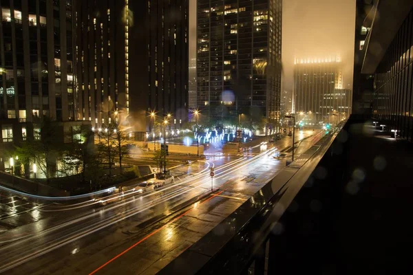 Mooie timelapse shot van een weg met auto 's en hoge gebouwen met nachtlampjes in Atlanta — Stockfoto