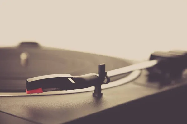 Primer plano de un tocadiscos con un fondo borroso — Foto de Stock