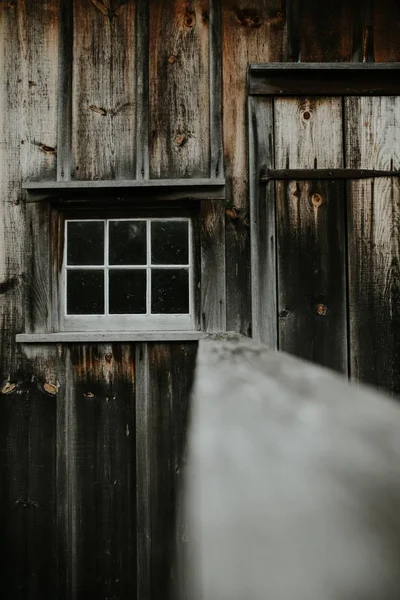 Plan vertical d'un ancien hangar en bois avec une petite fenêtre blanche — Photo